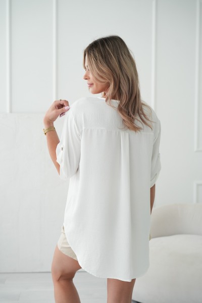 Weiße Bluse mit Holzknopf
