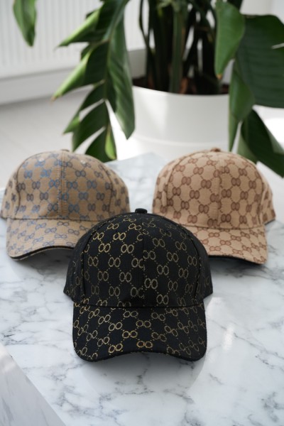 Beżowa czapka z daszkiem - niebieski wzór