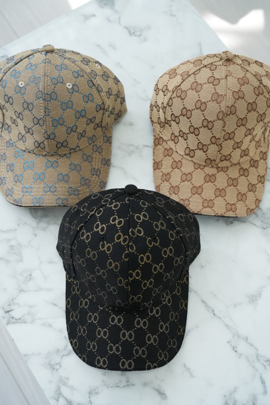 Beżowa czapka z daszkiem - niebieski wzór