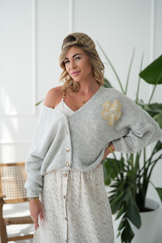 Sweter rozpinany z ozdobnym kwiatem - szary