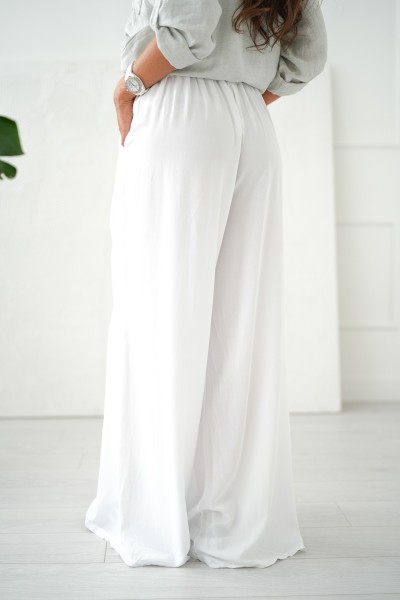 Szerokie spodnie wiązane w pasie