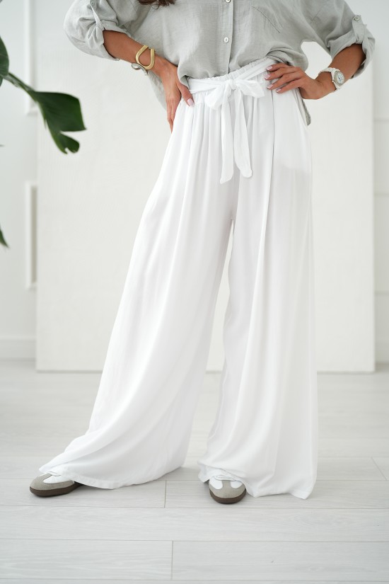 Weite, in der Taille gebundene Hose